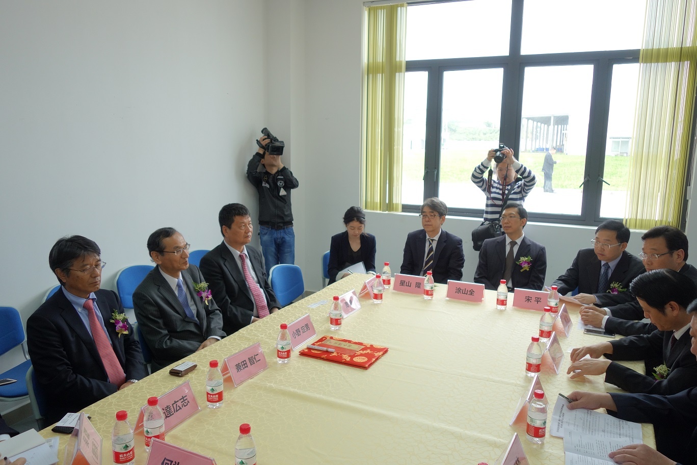 与出席竣工仪式的重庆市长寿区政府相关人员会谈