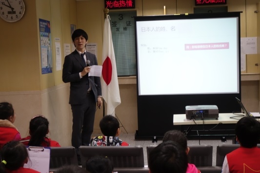 日本文化を紹介する館員
