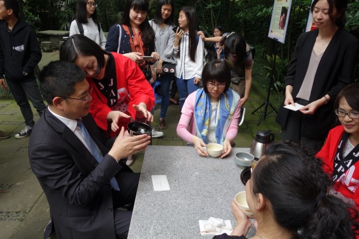 唐文・重慶市外事弁公室副主にお茶の飲み方を説明する様子