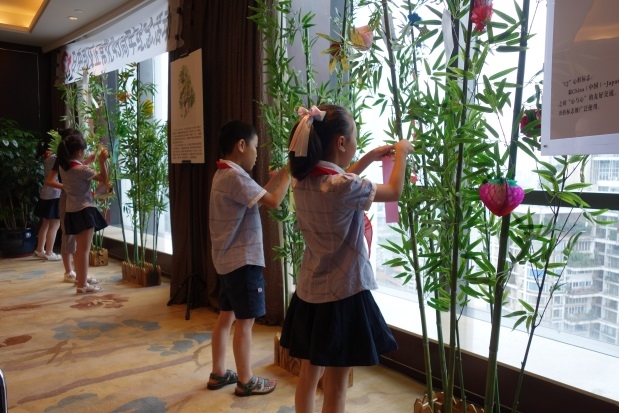 体验日本七夕 把心愿条挂在竹子上