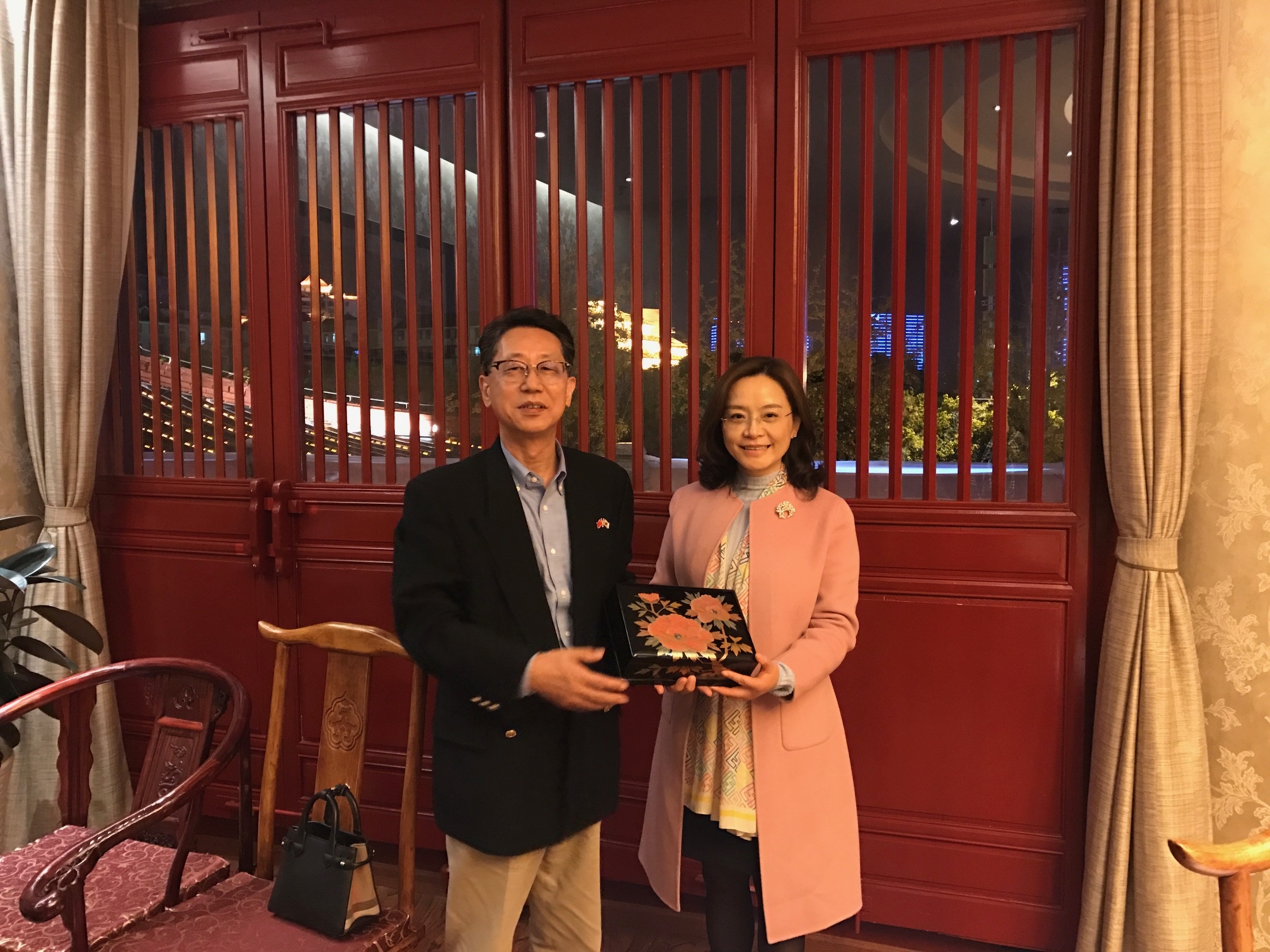 小松総領事と蒋・綿陽市副市長の記念撮影
